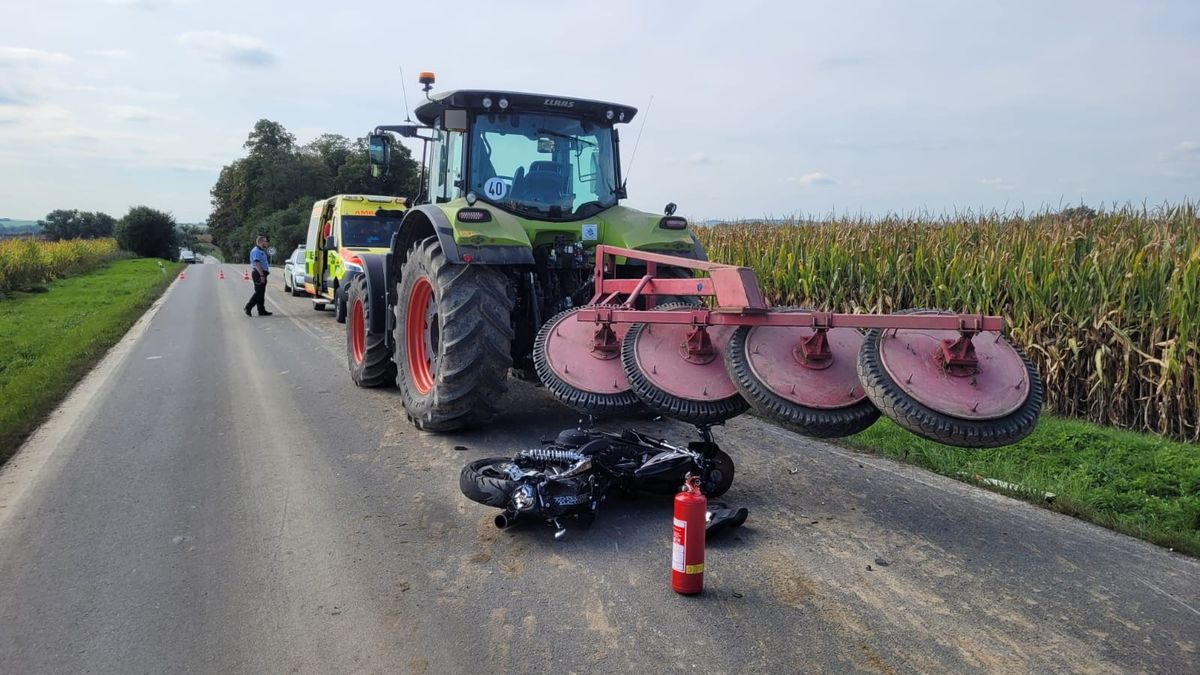 Motorkář na Novojičínsku narazil do traktoru sekajícího trávu
